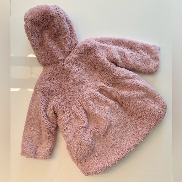 American Widegeon Faux Fur Coat
-Size 2
-Pink
-Hoodie coat
-Snap button closure - Picture 2 of 4